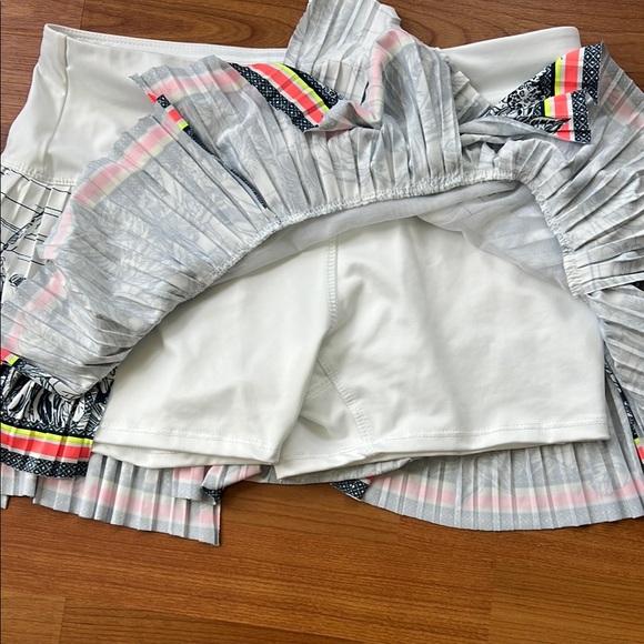 Lucky in love Floral Print Ruffled Skirt - White and Navy - Picture 2 of 3